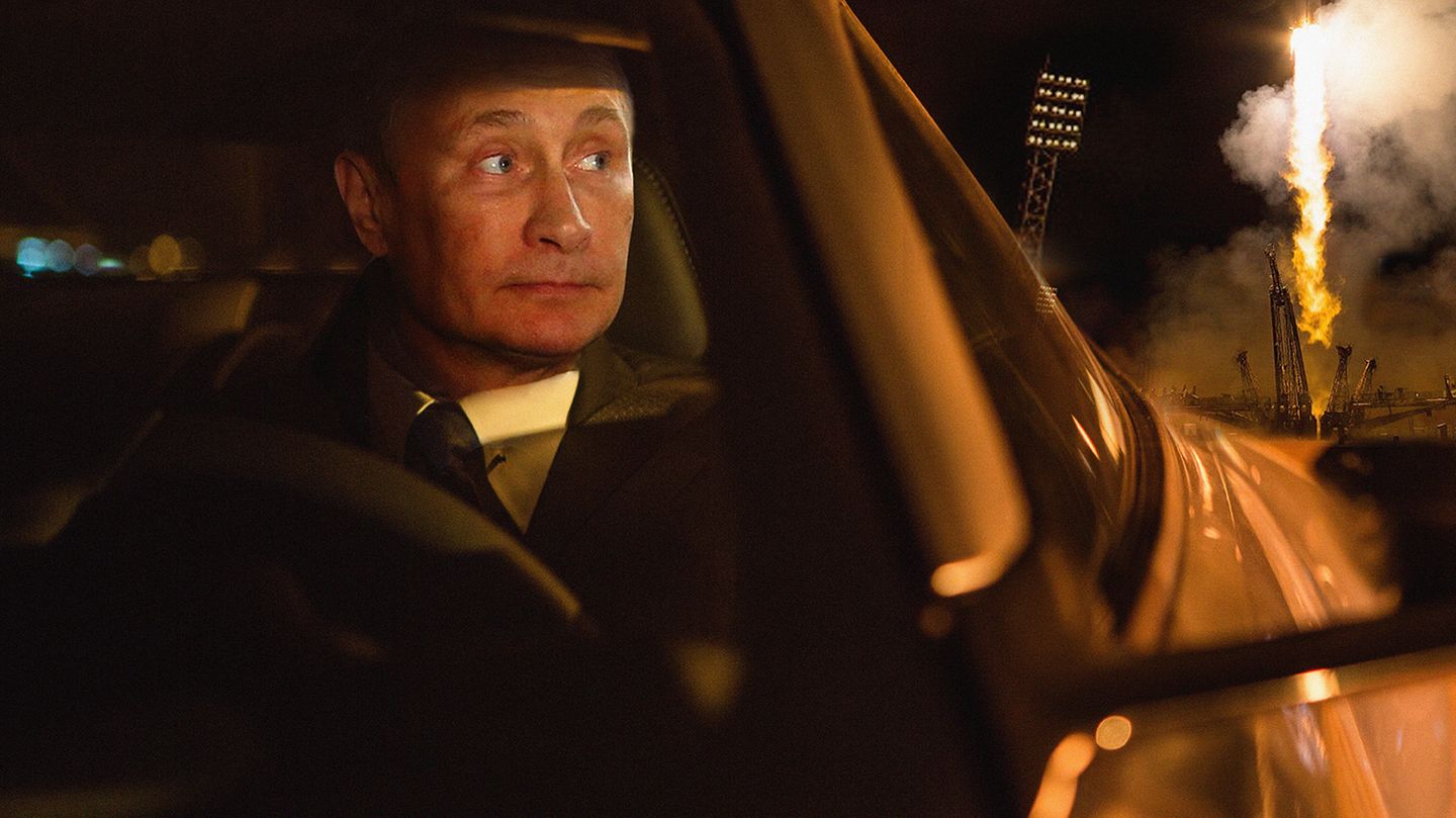 Auftrag ausgeführt: Zufrieden betrachtet Putin den Start einer Rakete. Mit digitaler Schere montiert der Moskauer Künstler bei seinen Arbeiten Köpfe von Politikern und Oligarchen in berühmte Malereien, Fotografien oder Filmszenen.