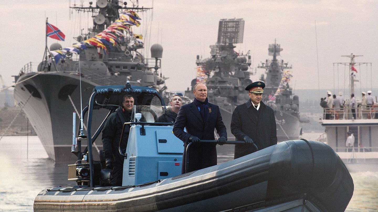 Satire-Kalender aus Russland: Die Annektierung der Halbinsel Krim wird in Russland als ein der größten Erfolgen Putins gepriesen. Mit stolzgeschwellter Brust führt der Kremlchef bei Budajew eine Parade der Schwarzmeerflotte an. Das Bild könnte wohl genauso gut internationale Titelblätter zieren - und nicht einen Satirekalender. Die Annektierung der Halbinsel Krim wird in Russland als ein der größten Erfolgen Putins gepriesen. Mit stolzgeschwellter Brust führt der Kremlchef bei Budajew eine Parade der Schwarzmeerflotte an. Das Bild könnte wohl genauso gut internationale Titelblätter zieren - und nicht einen Satirekalender.
