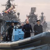 Die Annektierung der Halbinsel Krim wird in Russland als ein der größten Erfolgen Putins gepriesen. Mit stolzgeschwellter Brust führt der Kremlchef bei Budajew eine Parade der Schwarzmeerflotte an. Das Bild könnte wohl genauso gut internationale Titelblätter zieren - und nicht einen Satirekalender.