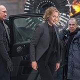 Zwei echte Gentlemen: Wladimir Putin und sein Außenminister Lawrow halten Hillary Clinton die Tür auf. Die Präsidentschaftskandidatin staunt nicht schlecht, als sie ihr Werk sieht.