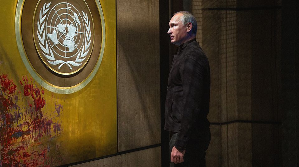 Scheinbar zufällig betrachtet Putin das UN-Logo: Zwei goldene Weizenähren zierten auch einst das Staatswappen der Sowjetunion und umrahmten die Weltkugel. Von dieser Allmachtsfantasie hat sich Putin nie verabschiedet. Die Welt ist für Putin gerade gut genug, scheint diese Montage sagen zu wollen.