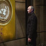 Scheinbar zufällig betrachtet Putin das UN-Logo: Zwei goldene Weizenähren zierten auch einst das Staatswappen der Sowjetunion und umrahmten die Weltkugel. Von dieser Allmachtsfantasie hat sich Putin nie verabschiedet. Die Welt ist für Putin gerade gut genug, scheint diese Montage sagen zu wollen.