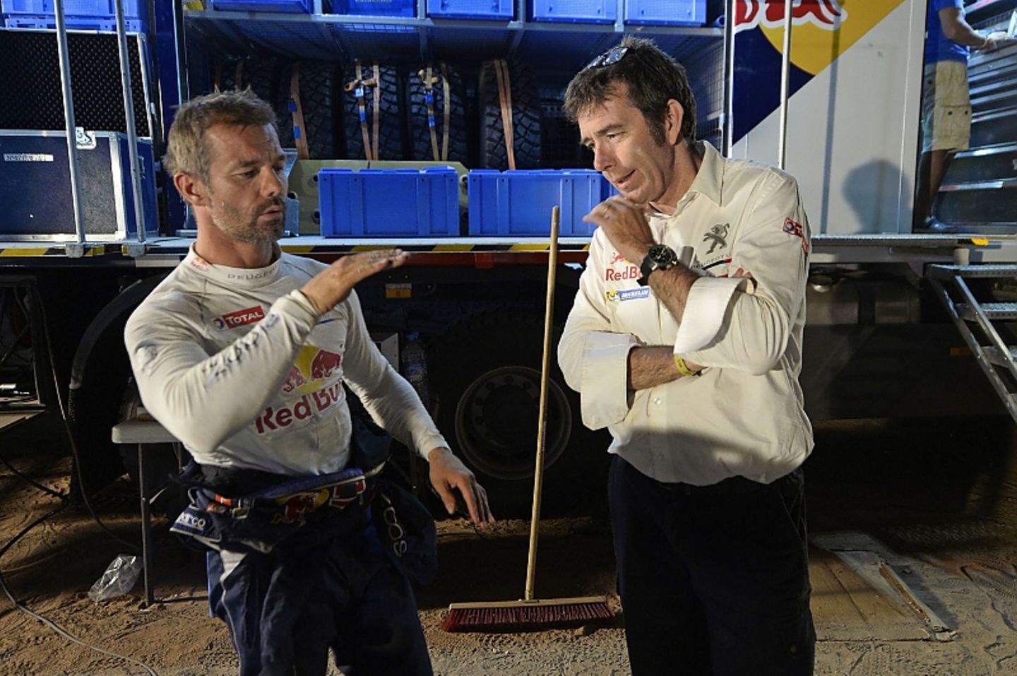 Sebastien Loeb und Peugeot Sport-Chef Bruno Famin bei der Einsatzbesprechung.
