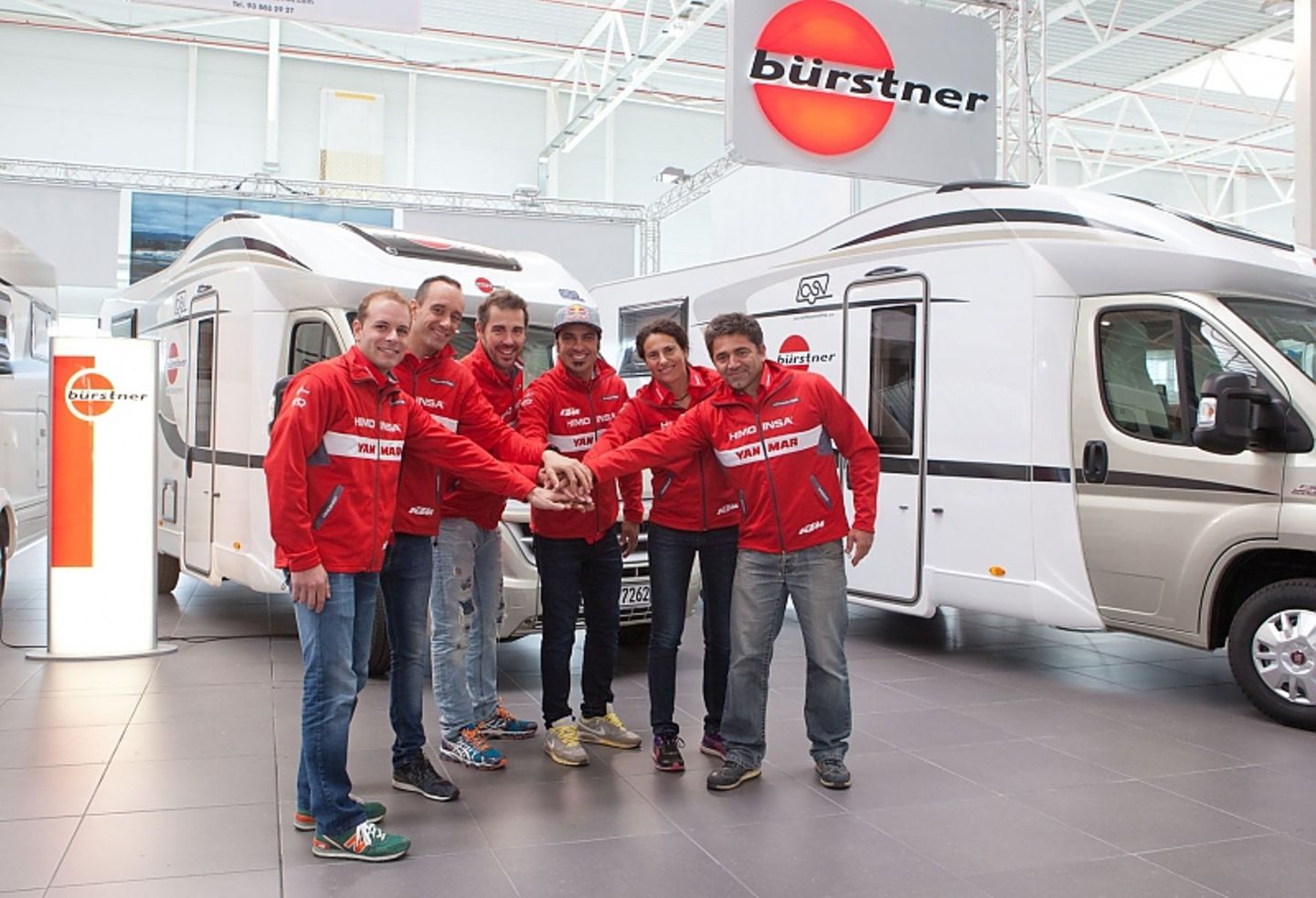 Reisemobil-Hersteller Bürstner entsendet zwei Modelle zur Unterstützung.