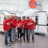 Reisemobil-Hersteller Bürstner entsendet zwei Modelle zur Unterstützung.
