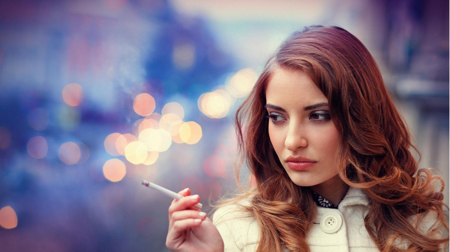 Es war 2015 eines der Top-Themen beim BGH: Ein Ehepaar aus dem brandenburgischen Premnitz störte sich an seinen auf dem Balkon rauchenden Nachbarn. Man könne ja gar nicht mehr richtig draußen sitzen, schimpften sie. Die Entscheidung der Richter dürfte sie nur zur Hälfte zufriedenstellen: Denn Raucher dürfen auch auf dem Balkon zum Glimmstängel greifen - können aber dazu verpflichtet werden, dies nur zu bestimmten Zeiten zu tun, wie Karlsruhe entschied.  Allgemeingültige rauchfreie Zeiten legten die Juristen nicht fest - weitere Prozesse um Details zum Balkonrauch dürften daher folgen.  (Az.: V ZR 110/14)