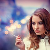 Es war 2015 eines der Top-Themen beim BGH: Ein Ehepaar aus dem brandenburgischen Premnitz störte sich an seinen auf dem Balkon rauchenden Nachbarn. Man könne ja gar nicht mehr richtig draußen sitzen, schimpften sie. Die Entscheidung der Richter dürfte sie nur zur Hälfte zufriedenstellen: Denn Raucher dürfen auch auf dem Balkon zum Glimmstängel greifen - können aber dazu verpflichtet werden, dies nur zu bestimmten Zeiten zu tun, wie Karlsruhe entschied.  Allgemeingültige rauchfreie Zeiten legten die Juristen nicht fest - weitere Prozesse um Details zum Balkonrauch dürften daher folgen.  (Az.: V ZR 110/14)