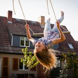 Fußball ist zwar Volkssport Nummer Eins. Doch bolzende Kinder und Jugendliche vor dem Haus nervten ein Hamburger Paar so sehr, dass es die Miete um 20 Prozent kürzte. Das Urteil aus Karlsruhe dürfte lärmgeplagten Mietern Kürzungen des Mietzinses jedoch generell erschwert haben: Neu auftretender Lärm berechtige in der Regel nicht zu Mietkürzungen, hieß es. Und die Lebensäußerungen von Kindern müssen dem BGH zufolge der Regel sowieso akzeptiert werden, denn:  "Kinderlärm ist Musik". (Az.: VIII ZR 197/14)