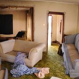 Die Instandhaltung einer Mietwohnung sorgt häufig für Streit. Der typische Fall: Der Mieter zieht aus. Sein Vermieter meint aber, dass die Wohnung entweder noch renoviert oder für die Instandhaltung gezahlt werden müsse. Was dann gilt, musste der BGH im März klären.  In seiner Grundsatzentscheidung schlug das Gericht sich auf die Seite der Mieter. Diese müssen beim Auszug demnach nicht mehr automatisch einen Anteil der Renovierungskosten übernehmen, wenn sie vor Ablauf der vereinbarten Renovierungsfristen ausziehen. Außerdem dürfen Vermieter ihre Mieter nur dann pauschal zu Instandhaltungen verpflichten, wenn sie die Wohnung auch frisch renoviert übergeben.  (Az.: VIII ZR 185/14 u.a.)