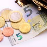 Sie bekommen mehr Gehalt - doch am Ende bleibt weniger übrig? Dann sind Sie ein Opfer der kalten Progression. Durch höhere Besteuerung bei Mehrverdienst kann eine Gehaltserhöhung sich sogar negativ auswirken. Das wollte die Bundesregierung ändern: Neben höheren Steuerfreibeträgen wurde der Einkommenssteuertarif um 1,48 Prozent (entsprechend der zu erwartenden Inflationsrate 2014 und 2015) "nach rechts"  verschoben. Erst bei höheren Einkommen greift nun der erhöhte Steuersatz. 