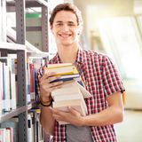 Wer frisch von der Uni in die Berufswelt gestartet ist, kann die Kosten für das Studium nachträglich noch geltend machen. Der Bundesfinanzhof hat entschieden, dass die Ausgaben für Studium oder Ausbildung bis zu sieben Jahre rückwirkend geltend gemacht werden können. Dazu muss eine Verlustfeststellung im Mantelbogen beantragt und die Aufwendungen als Werbungskosten in der Anlage N notiert werden. Als Kosten werden Studiengebühren, Fahrtkosten, Ausgaben für Kopien, Materialien und Bücher, aber auch die Unterbringung anerkannt. 