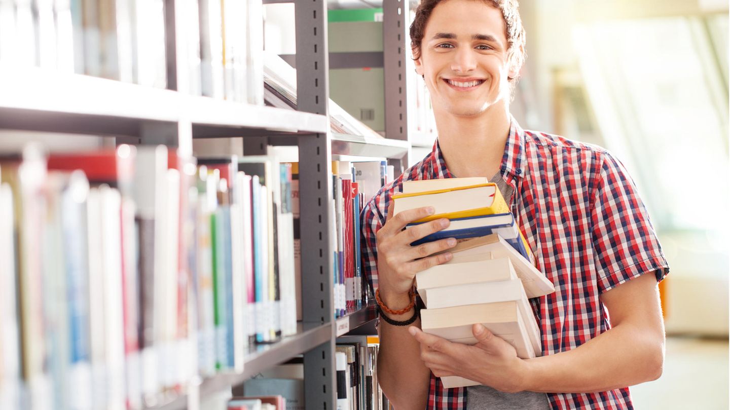 Wer frisch von der Uni in die Berufswelt gestartet ist, kann die Kosten für das Studium nachträglich noch geltend machen. Der Bundesfinanzhof hat entschieden, dass die Ausgaben für Studium oder Ausbildung bis zu sieben Jahre rückwirkend geltend gemacht werden können. Dazu muss eine Verlustfeststellung im Mantelbogen beantragt und die Aufwendungen als Werbungskosten in der Anlage N notiert werden. Als Kosten werden Studiengebühren, Fahrtkosten, Ausgaben für Kopien, Materialien und Bücher, aber auch die Unterbringung anerkannt. 