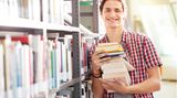 Wer frisch von der Uni in die Berufswelt gestartet ist, kann die Kosten für das Studium nachträglich noch geltend machen. Der Bundesfinanzhof hat entschieden, dass die Ausgaben für Studium oder Ausbildung bis zu sieben Jahre rückwirkend geltend gemacht werden können. Dazu muss eine Verlustfeststellung im Mantelbogen beantragt und die Aufwendungen als Werbungskosten in der Anlage N notiert werden. Als Kosten werden Studiengebühren, Fahrtkosten, Ausgaben für Kopien, Materialien und Bücher, aber auch die Unterbringung anerkannt. 