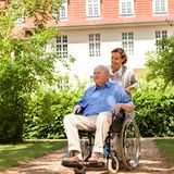 Wer bedürftige Personen mit Unterhaltszahlungen unterstützt, profitiert seit 2016 von einem gestiegenen Höchstbetrag. Zuvor konnten nur 8354 Euro jährlich als außergewöhnliche Belastung abgesetzt werden. Seit dem 1. Januar ist der Betrag auf 9000 Euro gestiegen.