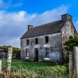 Vermieter, deren Immobilie leer steht oder nur teilweise vermietet ist, können seit 2016 die Grundsteuer um 25 Prozent drücken - dafür muss allerdings mindestens die Hälfte der Miete ausfallen. Sollte gar keine Miete fällig werden, darf der Vermieter die Grundsteuer um die Hälfte mindern. Allerdings muss dies beantragt werden. Und: Laut einem Gerichtsurteil müssen Vermieter die Immobilie wirklich vermieten wollen und sie auch online auf großen Portalen anbieten, um die Grundsteuer zu reduzieren.