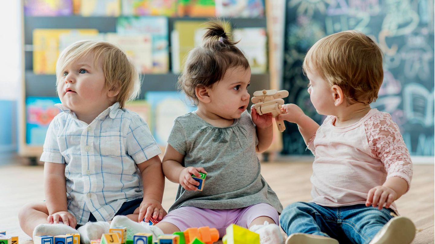 Steuerfreie Zuschüsse für die Kosten des Kindergartens Wer keine Gehaltserhöhung raushandeln kann, könnte dem Chef steuerfreie Zuschüsse schmackhaft machen. Statt mehr Geld übernimmt die Firma dann Kosten für die öffentlichen Verkehrsmittel, die Wohnung oder die Kita. Sachleistungen bis zu 44 pro Monat dürfen steuer- und sozialversicherungsfrei bezahlt werden.