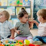 Wer keine Gehaltserhöhung raushandeln kann, könnte dem Chef steuerfreie Zuschüsse schmackhaft machen. Statt mehr Geld übernimmt die Firma dann Kosten für die öffentlichen Verkehrsmittel, die Wohnung oder die Kita. Sachleistungen bis zu 44 pro Monat dürfen steuer- und sozialversicherungsfrei bezahlt werden. 