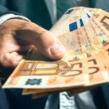 Geschiedene oder dauerhaft getrennt lebende Ehepaare können geleistete Unterhaltszahlungen als Sonderausgaben absetzen. Der Höchstbetrag dafür liegt bei 13.805 Euro. Dazu kommen die Beiträge zur Kranken- und Pflegeversicherung (Nur die Basis-Version). Allerdings muss der Ehegatte die Zahlungen unter "sonstige Einkünfte" versteuern. Wichtig seit 2016: Ehepartner, die zahlen, müssen unbedingt die Steuer-ID des Empfängers angeben. 