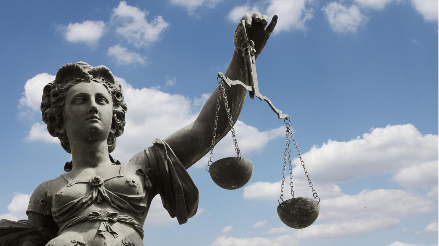 Die Finanzgerichte in Deutschland sorgen ständig für neue Urteile: Einige nutzen nur den Klagenden, andere wirken sich als Grundsatzentscheidung positiv für alle Steuerzahler aus. Läuft ein Verfahren noch, lohnt es sich für Steuerzahler auf das laufende Verfahren in der Steuererklärung hinzuweisen und die noch ungeklärten Ausgaben zunächst erstmal anzubringen. Erkennen die Finanzämter diese nicht an, kann Einspruch eingelegt werden.
