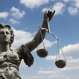 Die Finanzgerichte in Deutschland sorgen ständig für neue Urteile: Einige nutzen nur den Klagenden, andere wirken sich als Grundsatzentscheidung positiv für alle Steuerzahler aus. Läuft ein Verfahren noch, lohnt es sich für Steuerzahler auf das laufende Verfahren in der Steuererklärung hinzuweisen und die noch ungeklärten Ausgaben zunächst erstmal anzubringen. Erkennen die Finanzämter diese nicht an, kann Einspruch eingelegt werden.