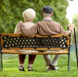 Rentner, die 2018 erstmals Geld aus der gesetzlichen Rentenversicherung erhalten haben, müssen dies versteuern. 76 Prozent der Brutto-Rente ist steuerpflichtig, lediglich die Werbungskostenpauschale von 102 Euro darf abgezogen werden. Die Sozialversicherungsbeiträge hingegen nicht. Wer 2017 in Rente gegangen ist, hat einen Besteuerungsanteil von 74 Prozent, 2016 von 72 Prozent.