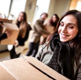 Es gibt einen Weg, eine Immobilie steuerfrei zu vererben. Dafür müssen die Kinder mindestens zehn Jahre nach der Vererbung in der Immobilie leben. Gibt es mehrere erbberechtigte Kinder, müssen diese sich einigen, wer einzieht. Die Einigung und das Einzugsdatum dürfen nur sechs Monate auseinander liegen, sonst werden doch noch Steuern fällig. 