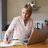 Das ganze Jahr über Quittungen sammeln - da stapelt sich bis zum Jahresende schnell ein Berg aus Belegen auf. Künftig sollen Spenden und Kapitalerträge ohne Nachweis durchgewunken werden, damit sich die Finanzbeamte auf kompliziertere Fälle konzentrieren können. Fahrten zur Arbeit, Bewerbungskosten (bis zu 8,50 Euro), Anschaffung eines PCs bis zu 487,90 Euro (inklusive Mehrwertsteuer!) oder die Reparatur von Arbeitsmitteln bis 110 Euro können belegfrei angegeben werden. 