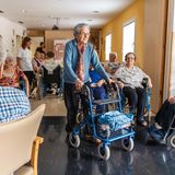 Die Kosten für einen Pflegeheimplatz sind außergewöhnliche Belastungen und können abgesetzt werden. Allerdings kürzt das Finanzamt die absetzbare Summe um einen Eigenanteil. Kommen Angehörige für die Pflege auf, können 8820 Euro als außergewöhnliche Belastung abgesetzt werden. Wohnt der Angehörige nicht mehr in einem eigenen Haushalt, sondern noch in einer Pflegeeinrichtung, kürzt das Finanzamt den absetzbaren Betrag um die "Haushaltsersparnis" von monatlich 721 Euro. 