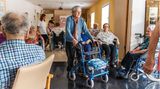 Die Kosten für einen Pflegeheimplatz sind außergewöhnliche Belastungen und können abgesetzt werden. Allerdings kürzt das Finanzamt die absetzbare Summe um einen Eigenanteil. Kommen Angehörige für die Pflege auf, können 8820 Euro als außergewöhnliche Belastung abgesetzt werden. Wohnt der Angehörige nicht mehr in einem eigenen Haushalt, sondern noch in einer Pflegeeinrichtung, kürzt das Finanzamt den absetzbaren Betrag um die "Haushaltsersparnis" von monatlich 721 Euro. 