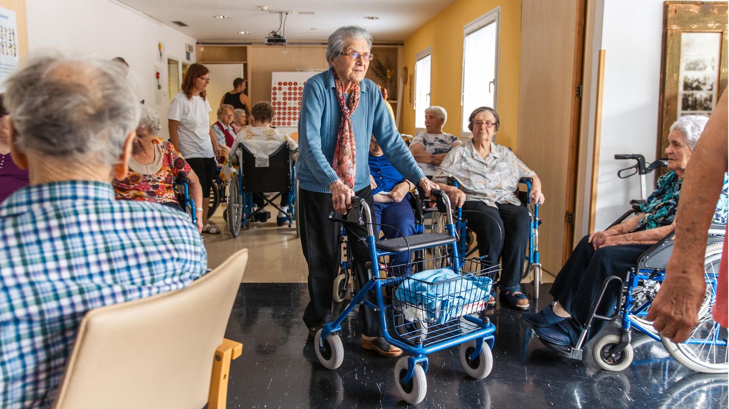 Pflegekosten absetzen Die Kosten für einen Pflegeheimplatz sind außergewöhnliche Belastungen und können abgesetzt werden. Allerdings kürzt das Finanzamt die absetzbare Summe um einen Eigenanteil. Kommen Angehörige für die Pflege auf, können 8820 Euro als außergewöhnliche Belastung abgesetzt werden. Wohnt der Angehörige nicht mehr in einem eigenen Haushalt, sondern noch in einer Pflegeeinrichtung, kürzt das Finanzamt den absetzbaren Betrag um die "Haushaltsersparnis" von monatlich 721 Euro.