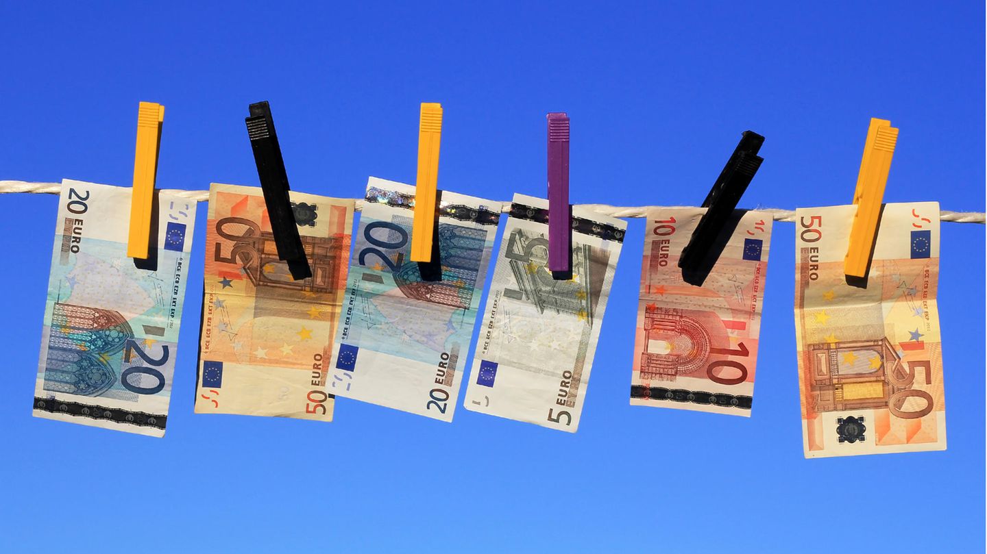 Geld in der Familie verschenken Verschenken Großeltern einen Teil ihres Vermögens an die Enkel, bleiben 200.000 Euro von der Schenkungssteuer ausgenommen. Soll mehr Geld den Besitzer wechseln, lohnt es sich, das Geld erst auf die Kinder zu übertragen - dann sind 400.000 Euro steuerfrei. Ein weiterer Trick: Der Großvater kann einen Anteil des Geldes der Oma schenken, die es dann weitergibt.