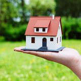 Eltern müssen die eigene Immobilie nicht zwingend an die Kinder vererben. Ein Verkauf lohnt sich, gerade wenn Renovierungen anstehen. Diese Kosten können die Kinder steuerlich geltend machen. Allerdings dürfen die Eltern nicht kostenlos im Haus leben, sondern müssen regulär Miete zahlen.