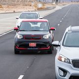 Auf der Autobahn gibt der autonom fahrende Kia Soul im Verkehr eine gute Figur ab