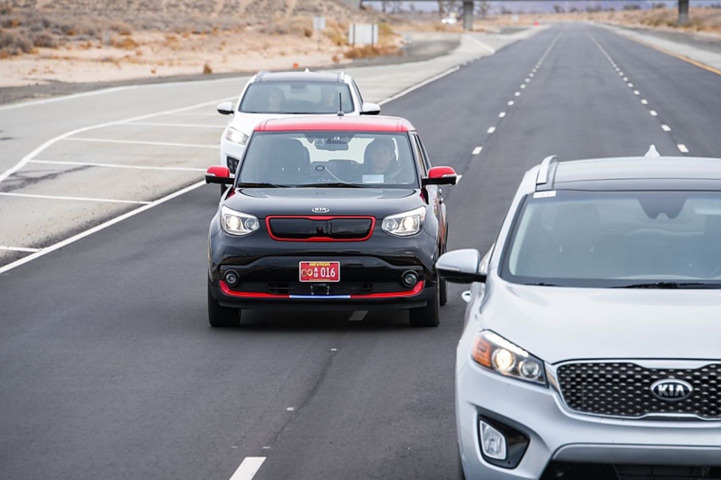 Auf der Autobahn gibt der autonom fahrende Kia Soul im Verkehr eine gute Figur ab