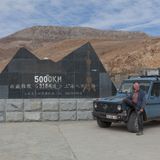 Otto vor dem 5000-Kilometerstein