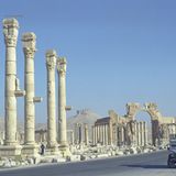 Otto vor antiken Säulen