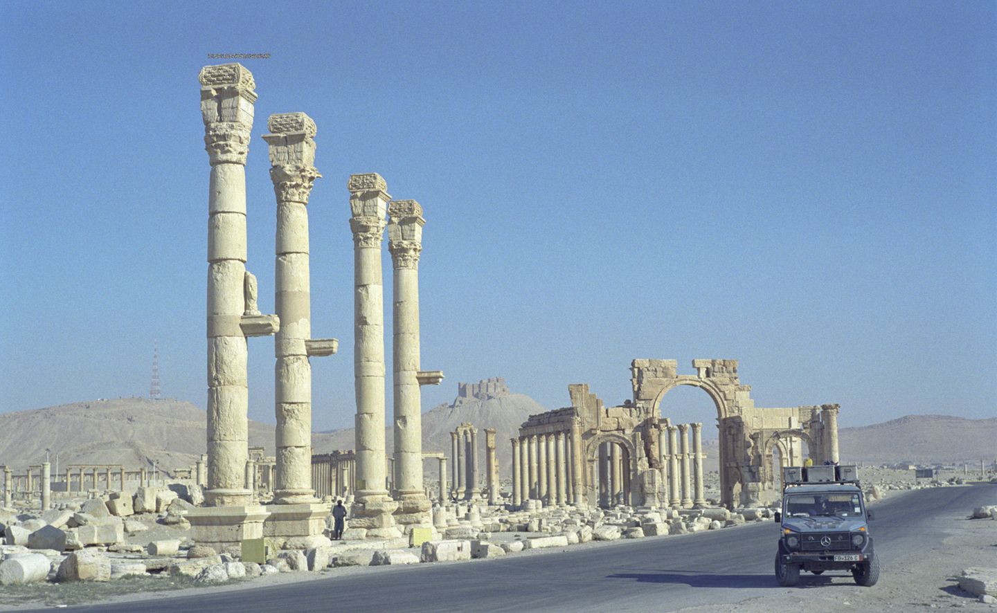 Otto vor antiken Säulen