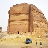 Otto vor einem Fels mit Eingangstor