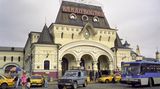 Otto vor dem Bahnhofsgebäude Wladiwostok