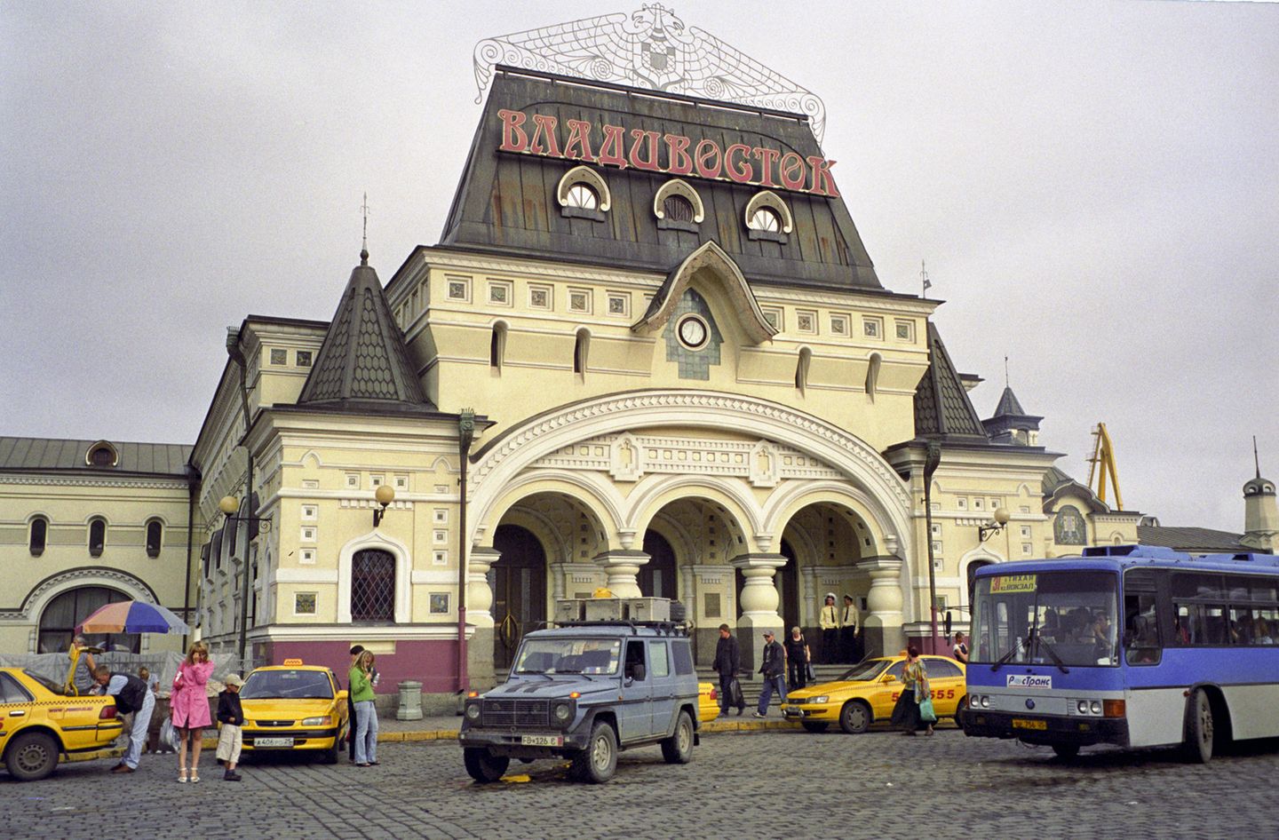Otto vor dem Bahnhofsgebäude Wladiwostok