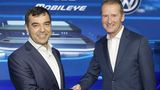 Prof. Amnon Shashua Vorsitzender von Mobileye links und Herbert Diess von VW