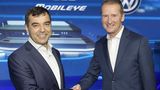 Prof. Amnon Shashua Vorsitzender von Mobileye links und Herbert Diess von VW