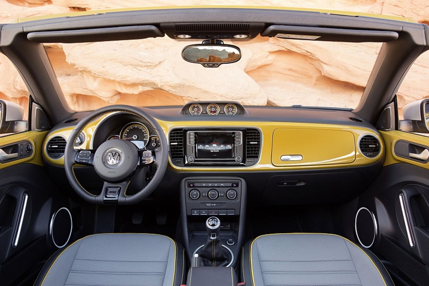 Das Cockpit des VW Beetle Dune 1.8 Turbo