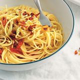 Ein Teller mit dampfender Pasta aglio e olio