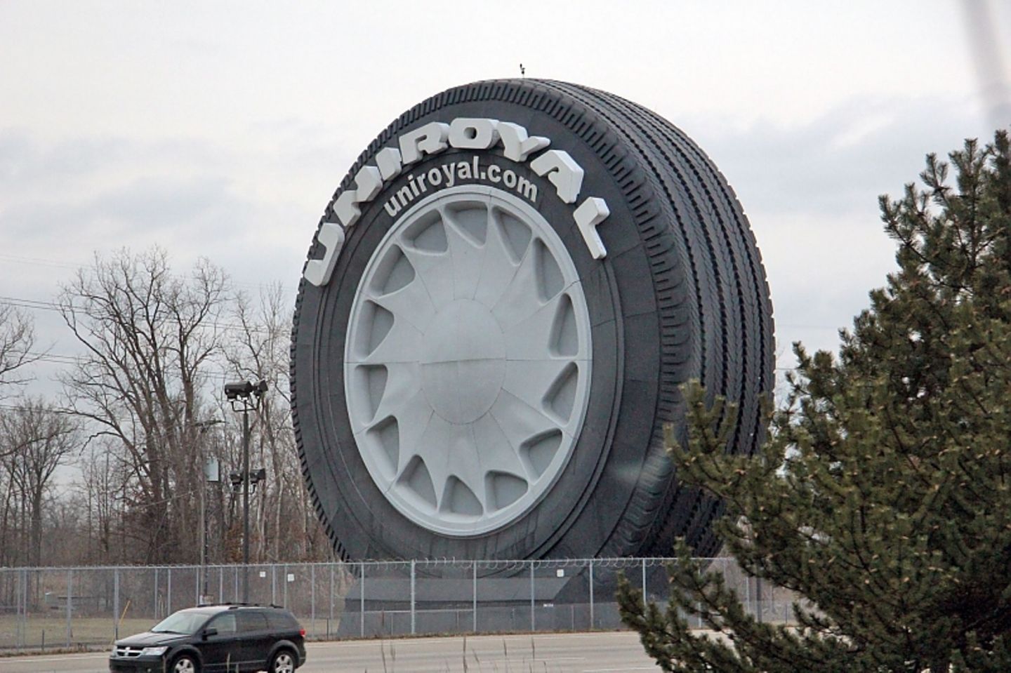 Vom Flughafen gen Detroit gibt es viele Hinweise auf die automobile Geschichte.