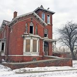 verlassene Häuser sind normal in Detroit.
