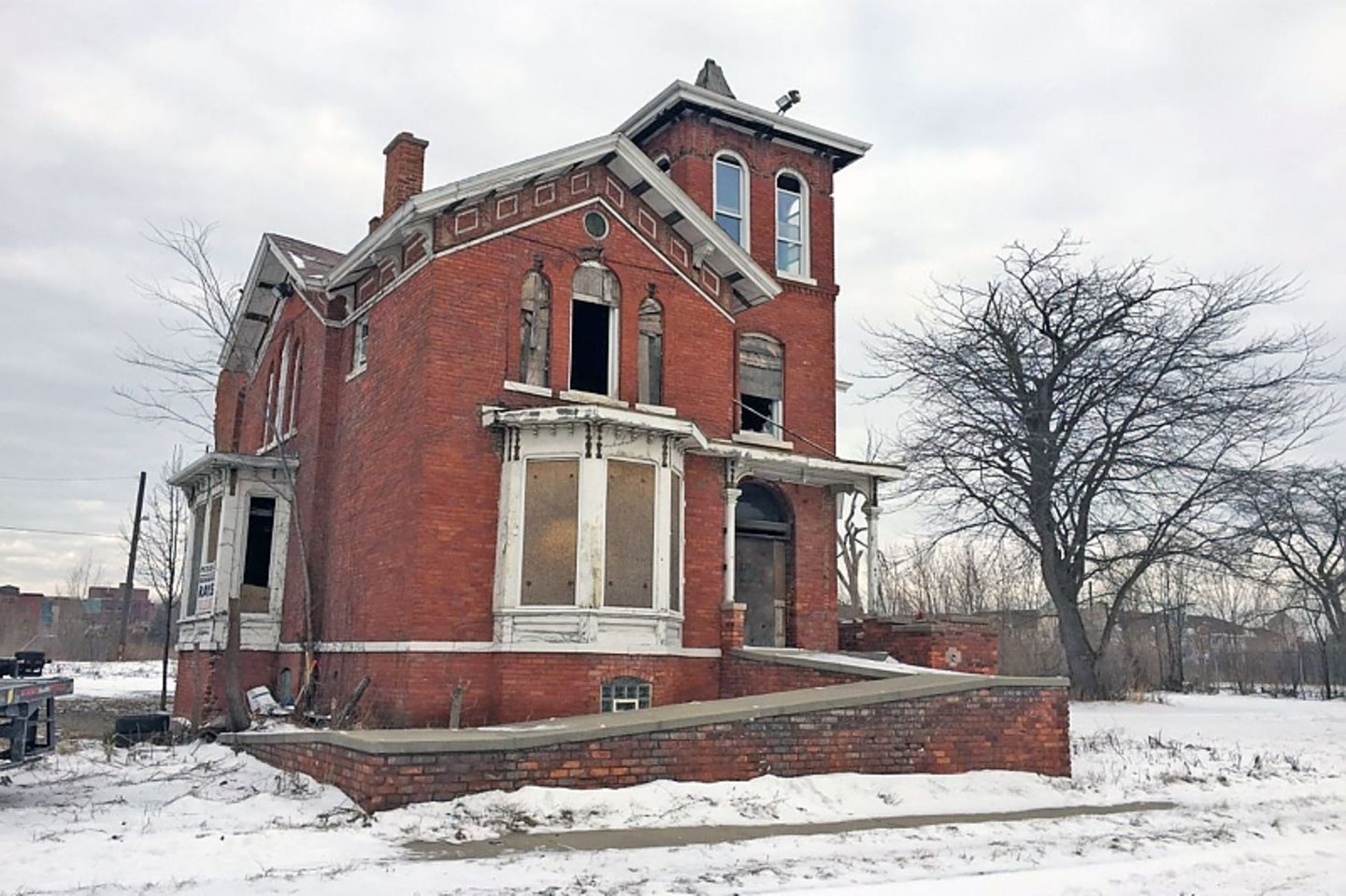 verlassene Häuser sind normal in Detroit.