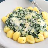 Mächtiger Pasta-Teller: dampfende Gnocchi mit einer Spinat-Gorgonzola-Sauce