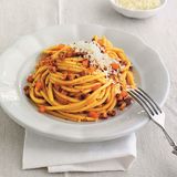 Ein Teller mit dampfender Pasta - Bucatini all'amatriciana