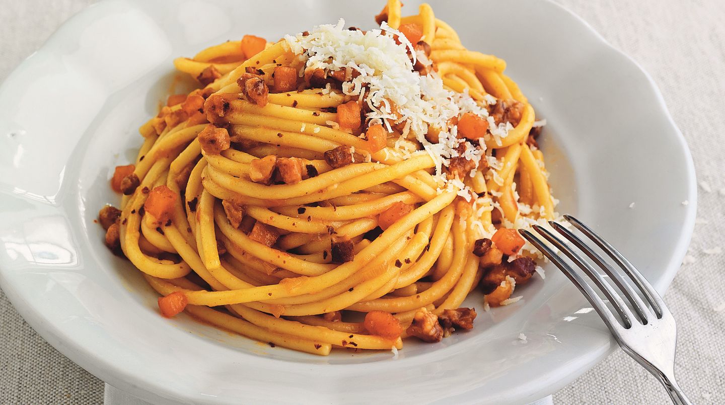 Ein Teller mit dampfender Pasta - Bucatini all'amatriciana